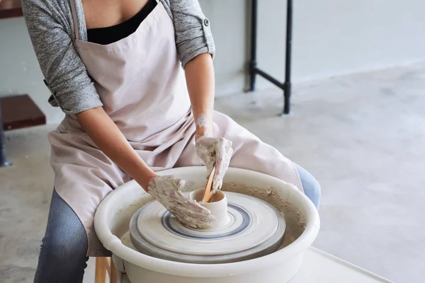 Kvinnliga Potter Forma Vit Lera Vas Med Hjul — Stockfoto