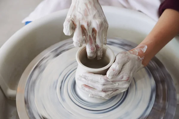 Mãos Oleiro Esculpir Vaso Roda Cerâmica — Fotografia de Stock