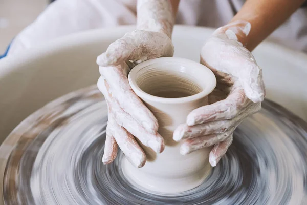 白い粘土の鍋を作る Craftwoman のクローズ アップ画像 — ストック写真