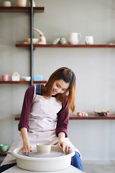 参加陶艺班的漂亮亚裔女学生 — 图库照片