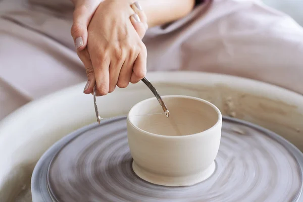 Händerna Potter Använder Avbitartång För Att Forma Potten — Stockfoto