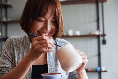 Yaratıcı Vietnamca genç kadın son verme kil bardakta dokunur