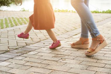 Anne ve kızı birlikte parkta yürüyüş görüntü kırpılmış