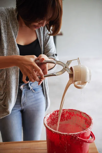 Ženské Potter Zasklení Hliněné Pohár Udělala — Stock fotografie