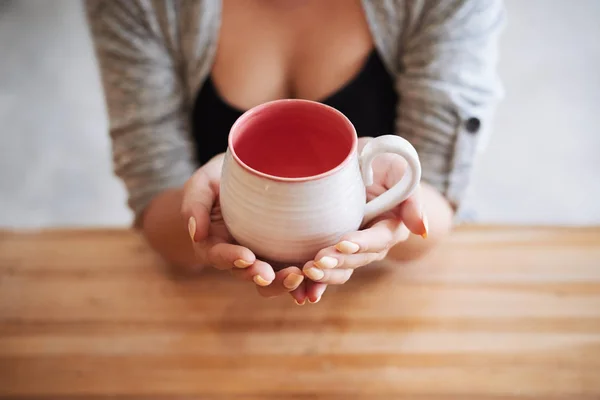 Keramische Teetasse Den Händen Einer Töpferin — Stockfoto