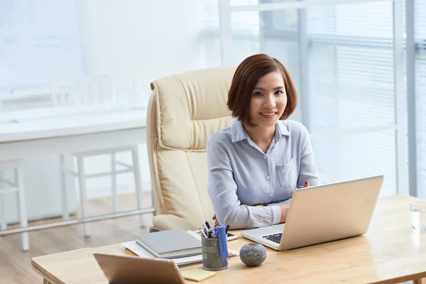 微笑的亚洲商业女性的肖像在办公室工作笔记本电脑 — 图库照片