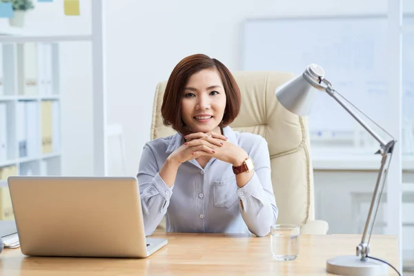 Retrato Asiático Sorridente Mulher Negócios Sentado Sua Mesa Escritório — Fotografia de Stock