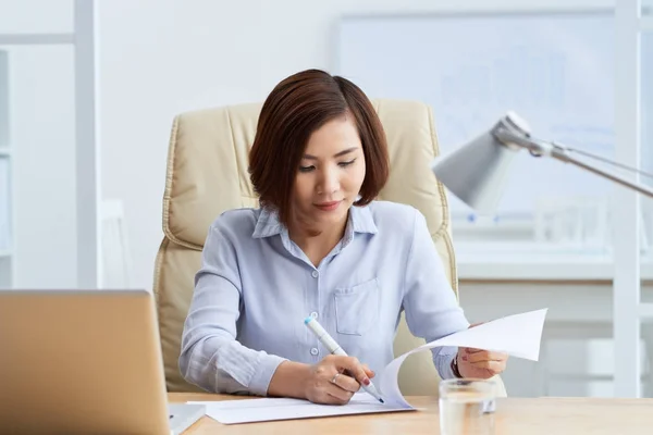 Jeune Femme Affaires Vietnamienne Lisant Document Écrivant Des Notes — Photo