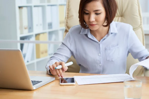 Asiatiska Affärskvinna Kontroll Smartphone När Arbetar Med Dokument — Stockfoto