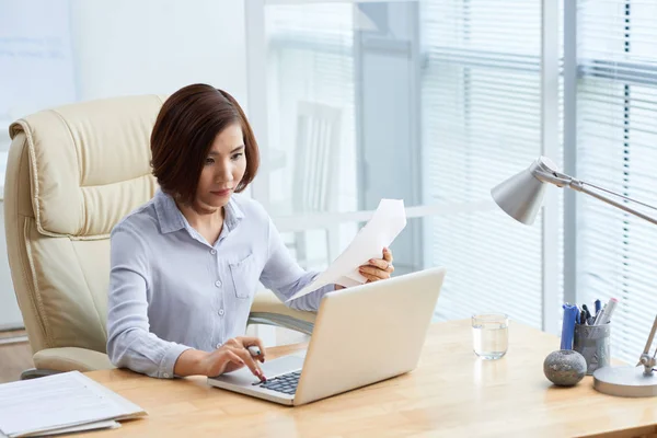 Asiática Joven Mujer Negocios Trabajando Portátil Oficina —  Fotos de Stock