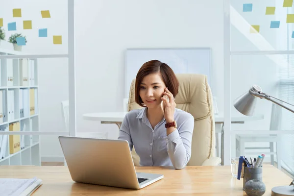 Mujer Negocios Bastante Sonriente Llamando Teléfono Inteligente Utilizando Ordenador Portátil — Foto de Stock