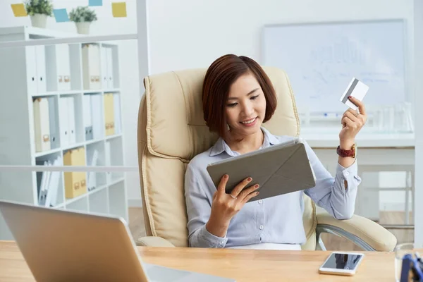 Alegre Vietnamita Dama Negocios Con Tarjeta Crédito Tableta Digital Mesa — Foto de Stock