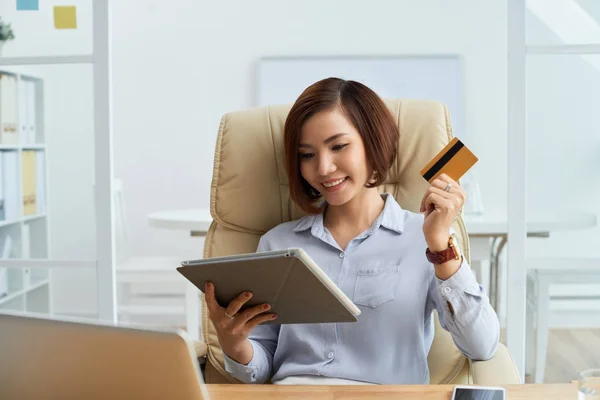 Geschäftsfrau Nutzt Kreditkarte Für Online Einkäufe Der Arbeitspause — Stockfoto