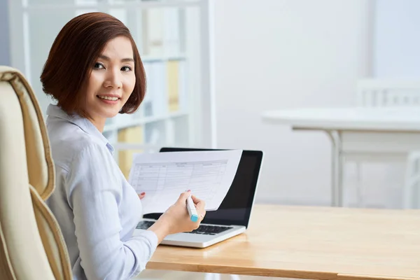 Sorrindo Mulher Negócios Sentada Mesa Local Trabalho Com Laptop — Fotografia de Stock