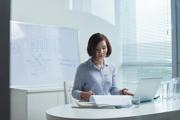 Mujer Asiática Gerente Financiero Trabajando Mesa Oficina —  Fotos de Stock