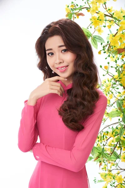 Porträt Einer Asiatischen Frau Elegantem Rosa Kleid Hintergrund Mit Blühendem — Stockfoto