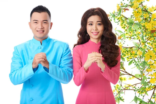 Glimlachend Aziatische Paar Hand Gebaar Feliciteren Met Lunar New Year — Stockfoto