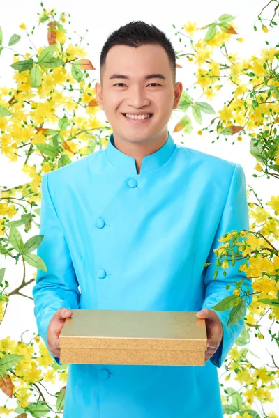 Asiatischer Mann Traditioneller Tracht Und Mit Geschenkschachtel Der Hand Blühende — Stockfoto