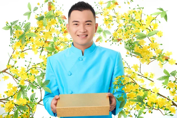 Lächelnder Asiatischer Mann Traditioneller Tracht Mit Geschenkschachtel Der Hand Blühende — Stockfoto
