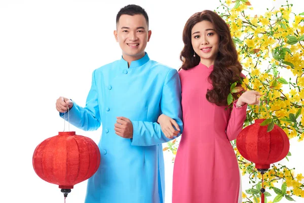 Adorable Pareja Asiática Vistiendo Trajes Tradicionales Sosteniendo Linternas Chinas — Foto de Stock