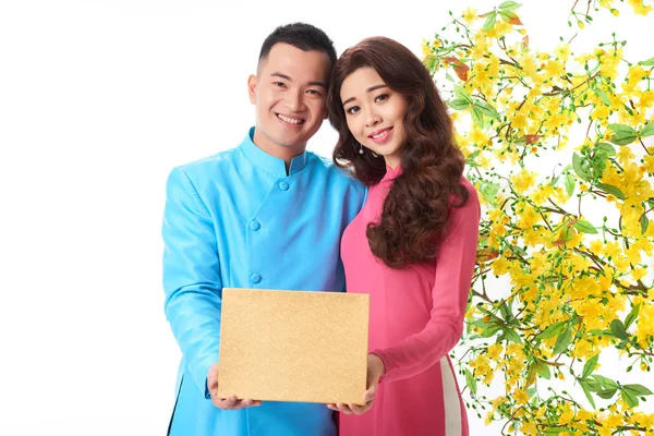 Feier Des Mondneujahres Freudiges Asiatisches Paar Hält Geschenkbox Blühenden Ochna — Stockfoto
