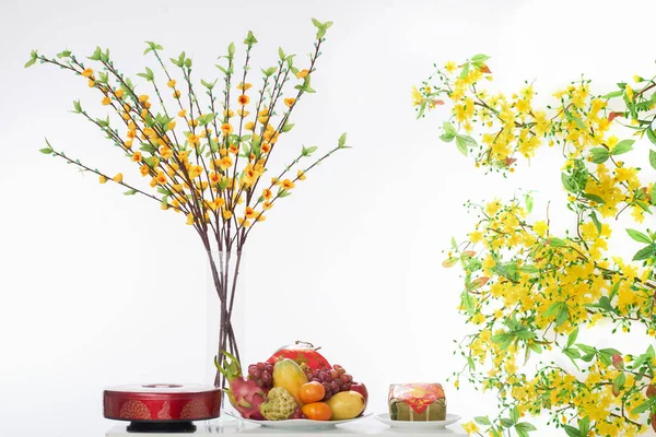 庆祝农历新年 Ochna 树枝的玻璃花瓶 桌上有成熟水果的盘子 — 图库照片