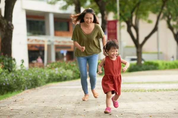 Mère Joue Rattrapage Avec Petite Fille — Photo