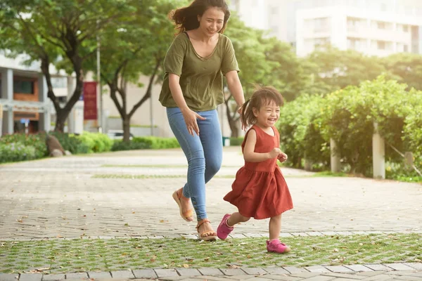Ευτυχισμένη Μητέρα Και Κόρη Παίζει Και Τρέχει Στο Πάρκο — Φωτογραφία Αρχείου
