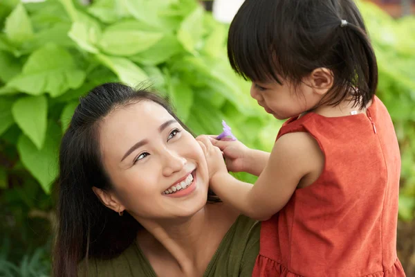 Beautiful Asian Young Woman Her Little Daughter — Stock Photo, Image