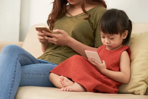 Gadis Kecil Menonton Kartun Layar Smartphone Dengan Ibu Sofa — Stok Foto