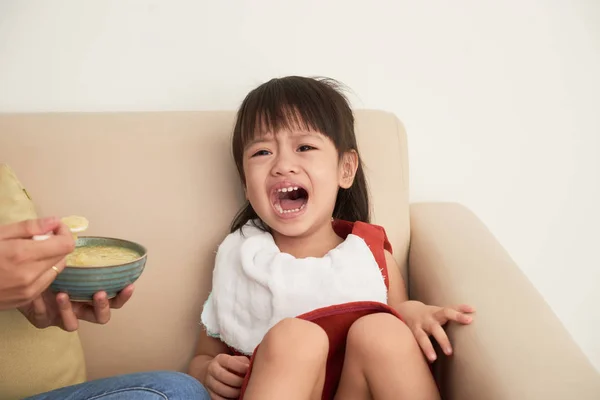 哭泣的亚洲小女孩不想要吃汤 — 图库照片
