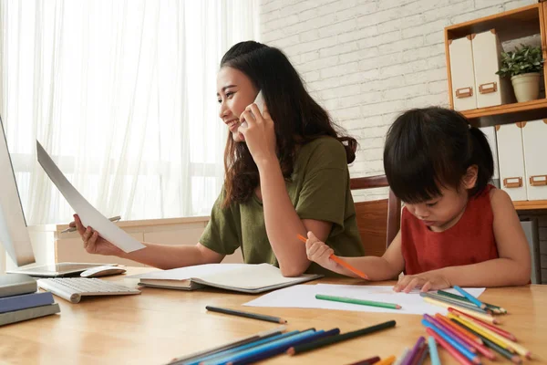 Asiatische Geschäftsfrau Arbeitet Wenn Ihre Tochter Selben Tisch Zeichnet — Stockfoto