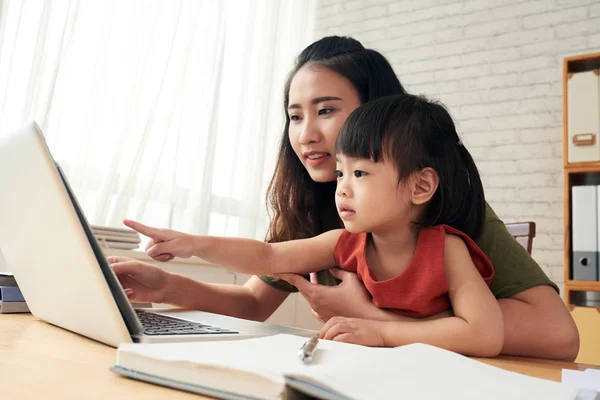 Young Asian Woman Teaching Her Daughter How Use Laptop — Stock Photo, Image