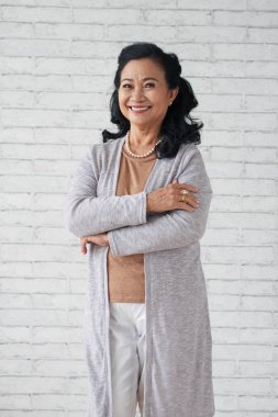 Duvara duran neşeli Vietnamca üst düzey kadın portresi