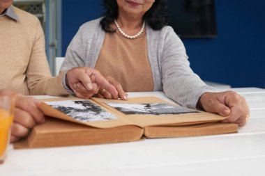 Yakın çekim yansıma üst düzey çift siyah ve beyaz fotoğraf içinde albüm tartışıyor