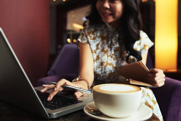 Donna Che Beve Cappuccino Lavora Caffè Con Computer Portatile — Foto Stock