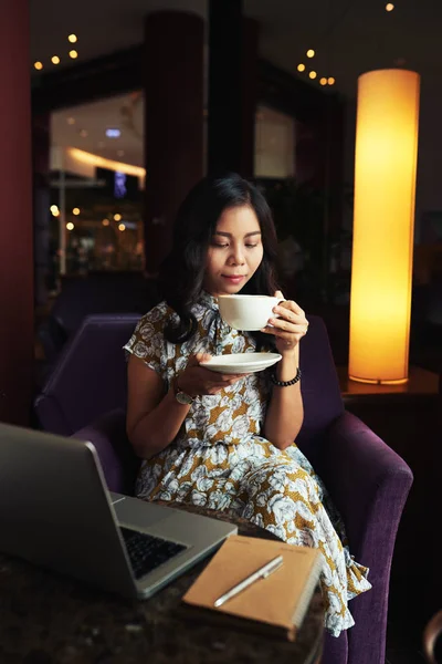 Ziemlich Asiatische Dame Trinken Köstlichen Cappuccino Lokalen Café — Stockfoto