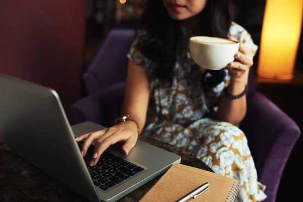 Imagem Cortada Jovem Bebendo Café Manhã Verificando Mail — Fotografia de Stock