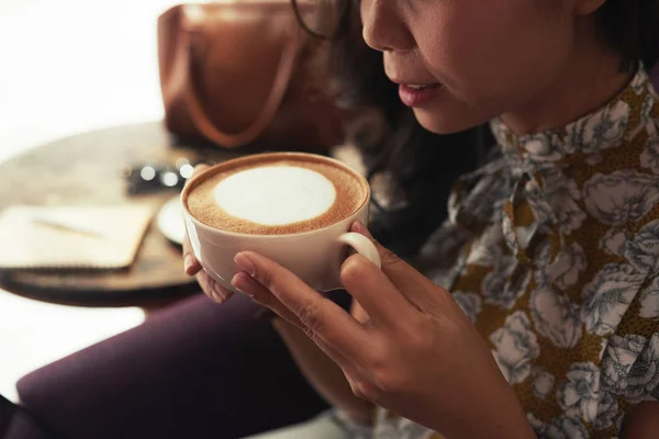 Närbild Bild Kvinna Som Njuter Stora Kopp Läcker Cappuccino — Stockfoto