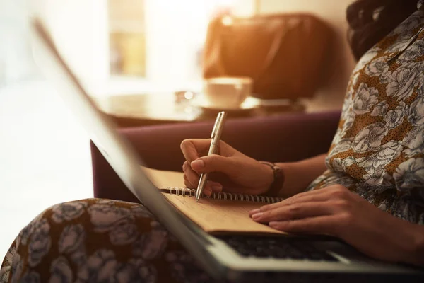 Imagem Close Estudante Sexo Feminino Trabalhando Computador Tomar Notas Café — Fotografia de Stock