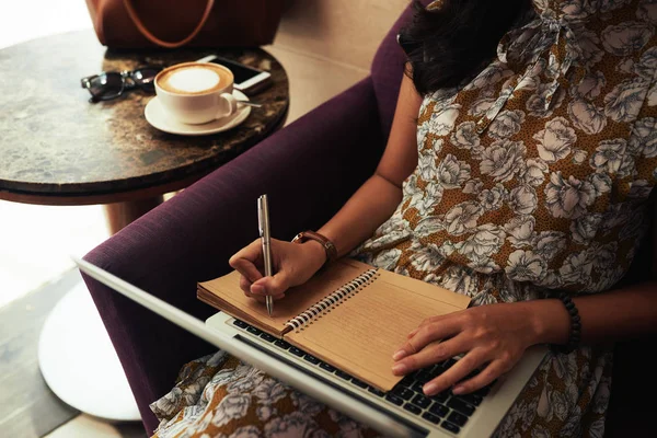 Kvinna Läsa Något Laptop Och Skriva Ner Viktiga Tankar — Stockfoto