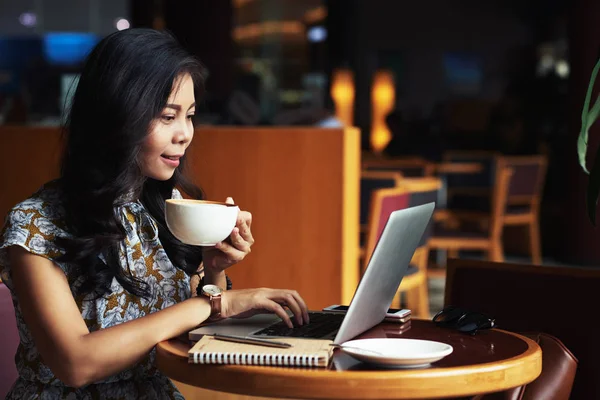 Allegro Giovane Donna Asiatica Godendo Tazza Latte Scrivere Mail Sul — Foto Stock