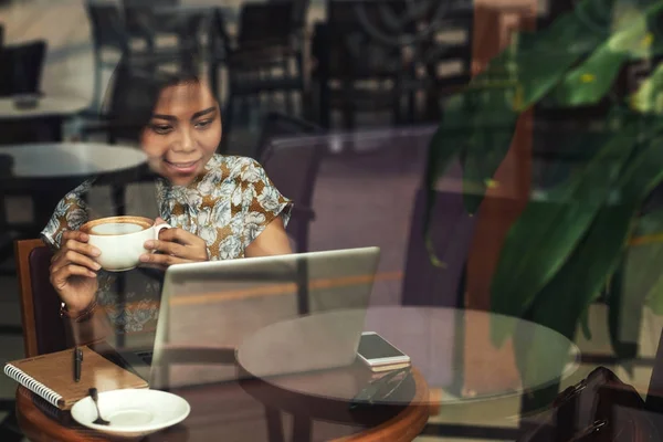 Vietnamees Jonge Zakenvrouw Lezen Van Nieuws Laptop Scherm Het Drinken — Stockfoto