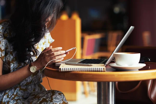 Junge Frau Checkt Ihr Smartphone Beim Frühstück Café — Stockfoto