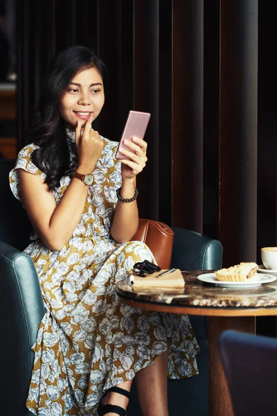 Mooie Aziatische Jonge Vrouw Nemen Selfie Met Haar Smartphone — Stockfoto