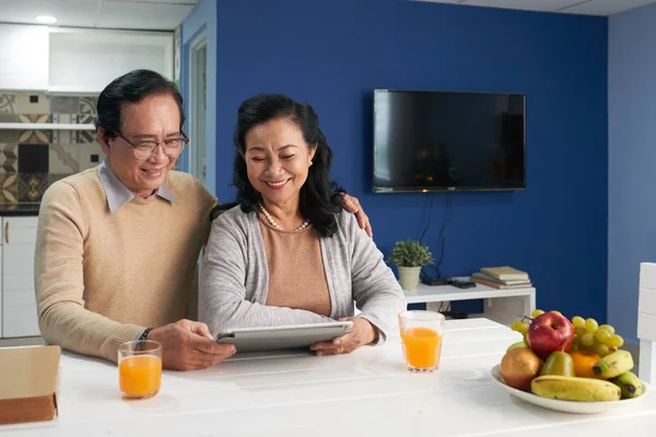 Alegre Pareja Vietnamita Senior Viendo Algo Computadora Tableta —  Fotos de Stock