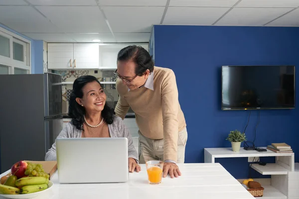 Üst Düzey Vietnamca Adam Karısını Laptop Ile Yardım — Stok fotoğraf