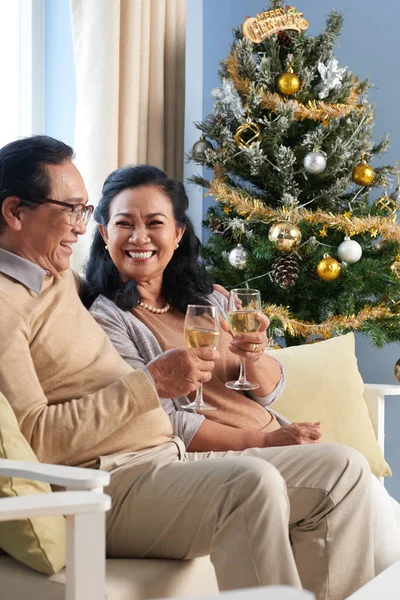 Feliz Pareja Ancianos Disfrutando Del Champán Casa —  Fotos de Stock