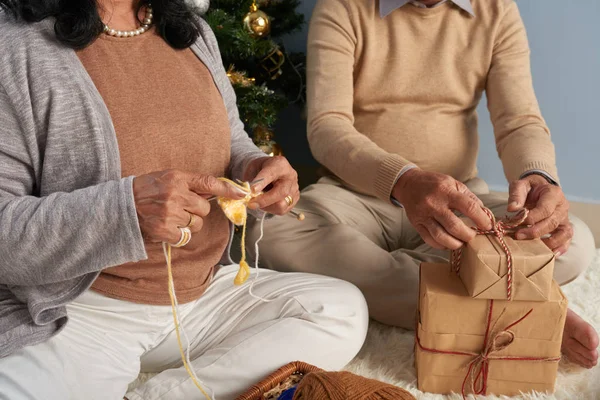 Συσκευασία Παρουσιάζει Τον Παππού Και Γιαγιά Πλέξιμο Για Χριστούγεννα — Φωτογραφία Αρχείου