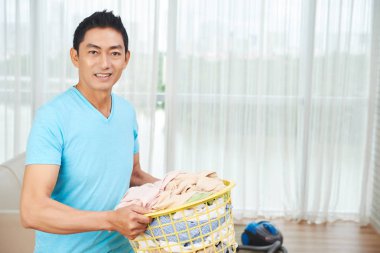 Vietnamca gülümseyen adam portresi kirli giysiler bir sepet ile